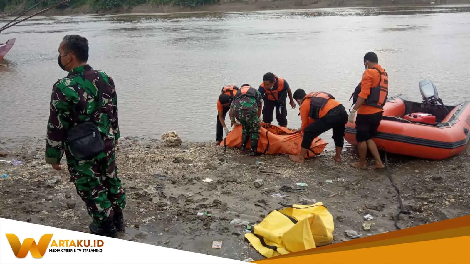 Mayat Tanpa Identitas Ditemukan Terapung Di Bantaran Bengawan Solo 1