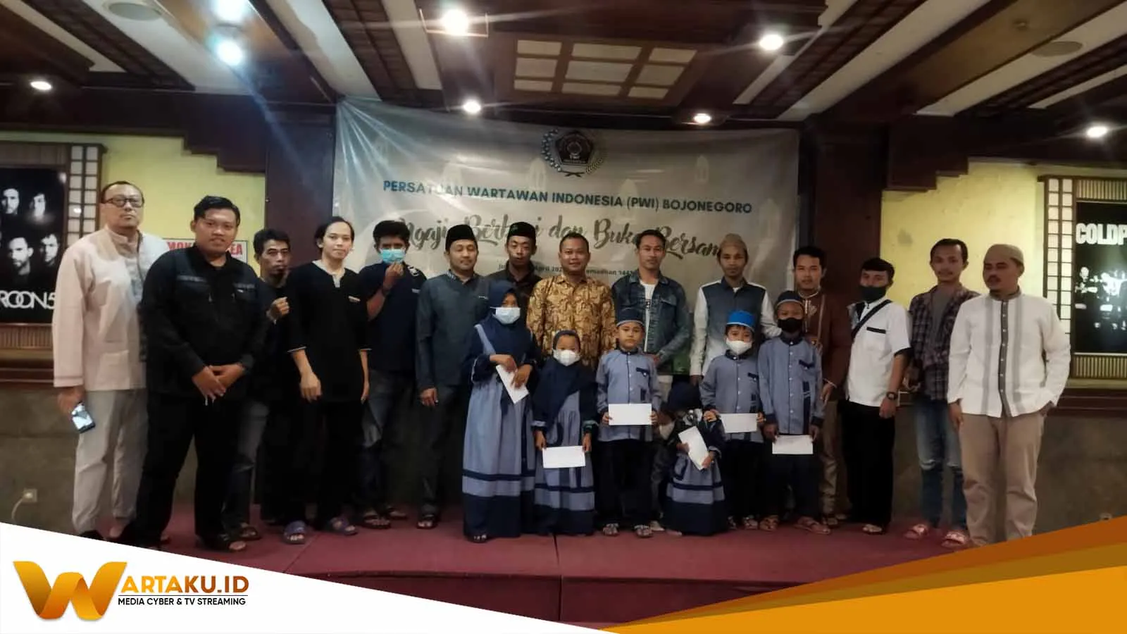 PWI Bojonegoro Manfaatkan Momen Ramadan Untuk Berbagi Dengan Anak Yatim PWI Bojonegoro Manfaatkan Momen Ramadan Untuk Berbagi Dengan Anak Yatim