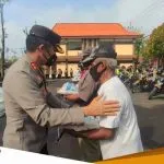 Polres Bojonegoro Salurkan Zakat Fitrah Secara Langsung Kepada Masyarakat
