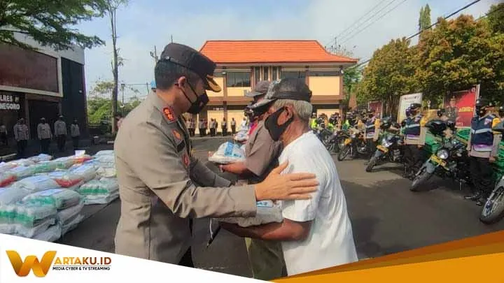 Polres Bojonegoro Salurkan Zakat Fitrah Secara Langsung Kepada Masyarakat Polres Bojonegoro Salurkan Zakat Fitrah Secara Langsung Kepada Masyarakat