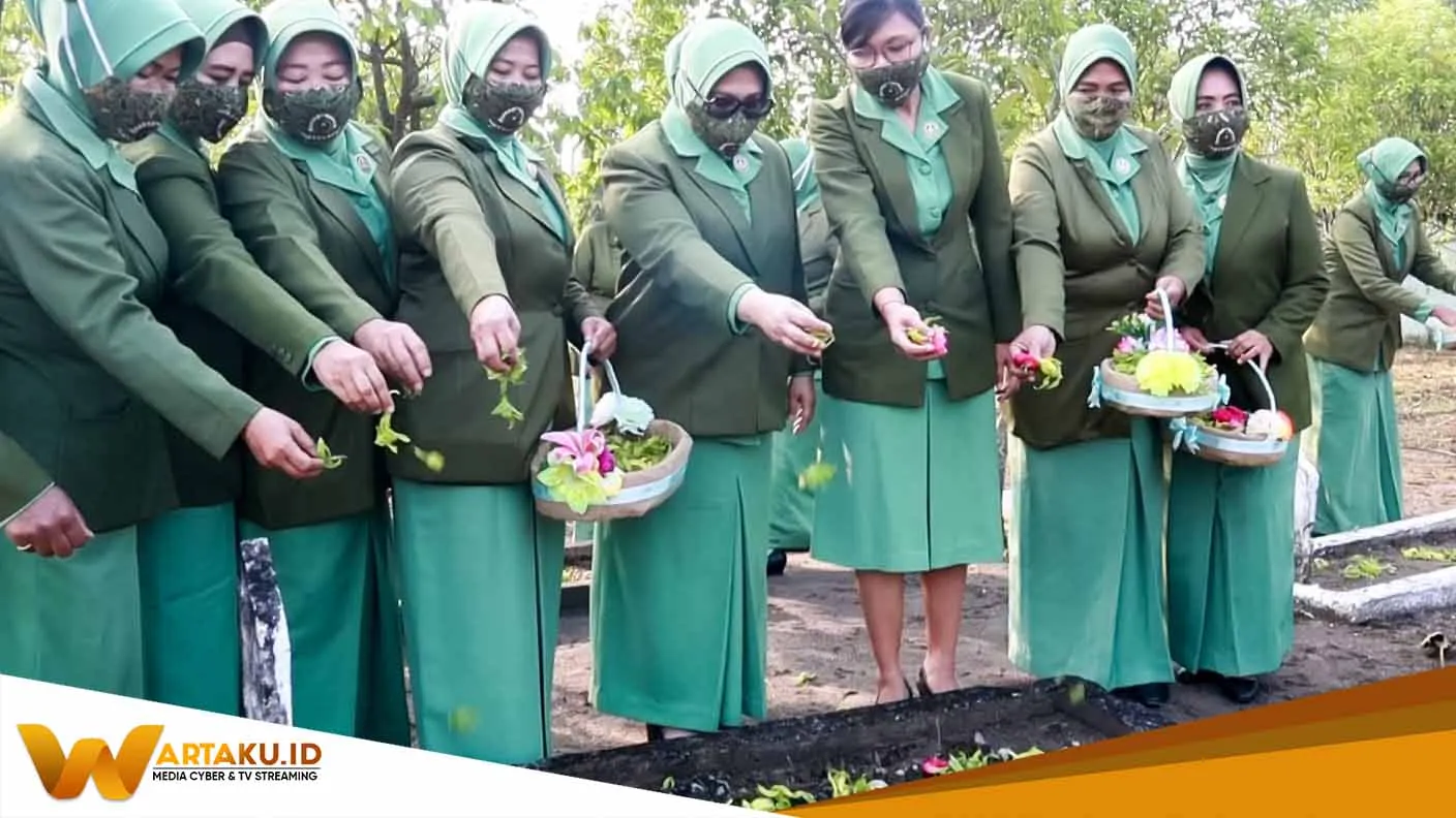 Rangkaian Peringatan HUT Ke-76, Persit KCK Kodim Bojonegoro Ziarah dan Tabur Bunga Rangkaian Peringatan HUT Ke 76 Persit KCK Kodim Bojonegoro Ziarah Dan Tabur Bunga
