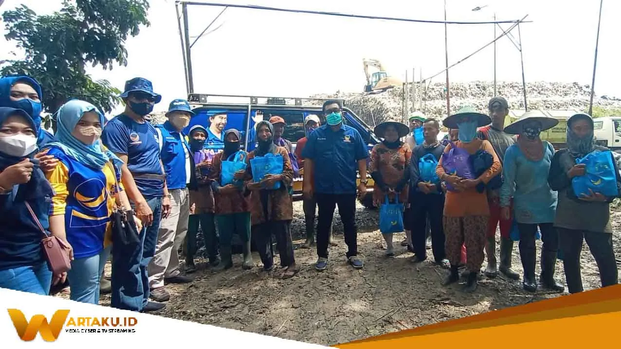 Sambangi Penduduk Tengah Hutan, NasDem Bojonegoro Berbagi Kebahagian Jelang Idul Fitri Sambangi Penduduk Tengah Hutan NasDem Bojonegoro Berbagi Kebahagian Jelang Idul Fitri