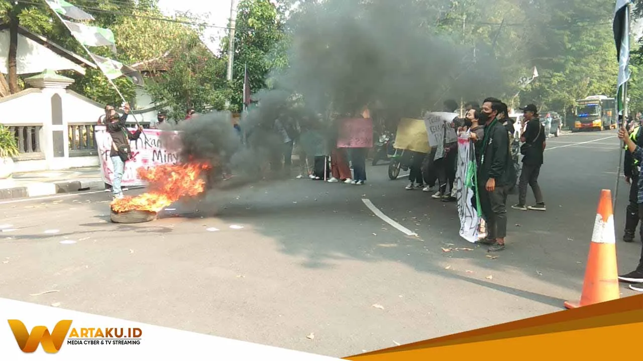 Sempat Gelar Audiensi, HMI Bojonegoro Keluarkan Mosi Tidak Percaya DPRD Saat Lakukan Aksi 2 Sempat Gelar Audiensi HMI Bojonegoro Keluarkan Mosi Tidak Percaya DPRD Saat Lakukan Aksi 2