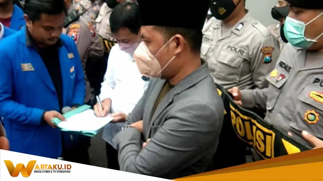 Tanggapi Aksi Demo Mahasiswa, DPRD Bojonegoro Sebut Sudah Kirim Surat Ke Pusat dan Menunggu Jawaban Tanggapi Aksi Demo Mahasiswa DPRD Bojonegoro Sebut Sudah Kirim Surat Ke Pusat Dan Menunggu Jawaban