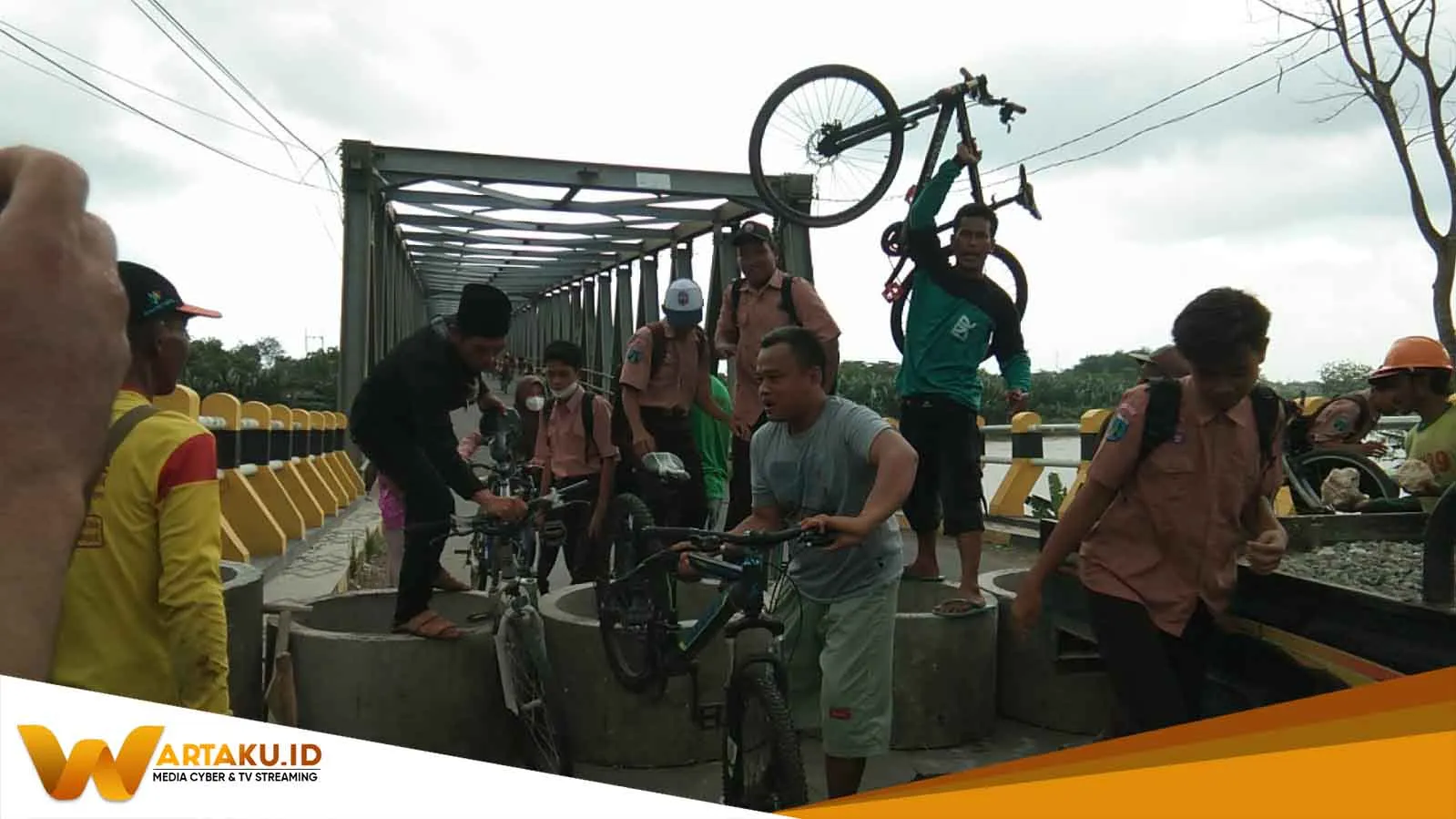 Akses Jembatan Di Tutup, Sejumlah Siswa Harus Angkat Sepeda Melewati Portal 1 Akses Jembatan Di Tutup Sejumlah Siswa Harus Angkat Sepeda Melewati Portal 1
