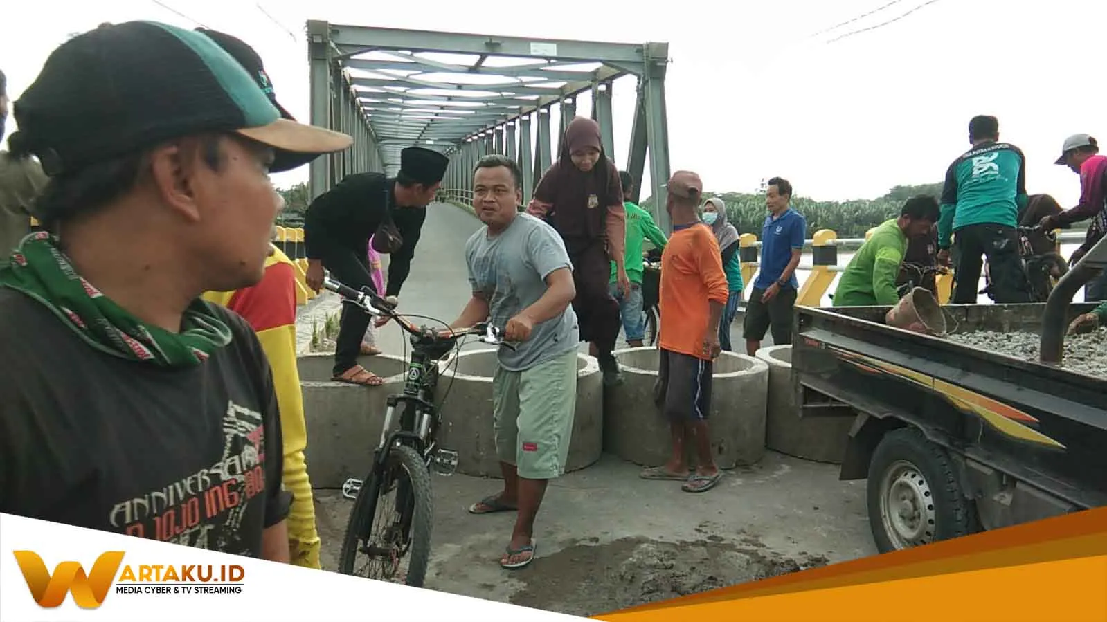 Akses Jembatan Di Tutup Sejumlah Siswa Harus Angkat Sepeda Melewati Portal 2