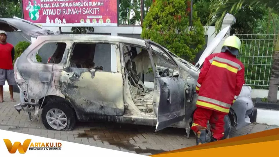 Diduga Alami Konslet Sebuah Mobil Terbakar Akibatnya Pengendara Alami Luka Bakar 1