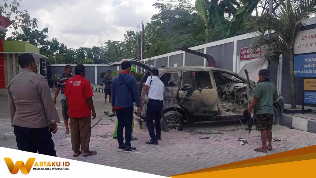Diduga Alami Konslet Sebuah Mobil Terbakar Akibatnya Pengendara Alami Luka Bakar 2