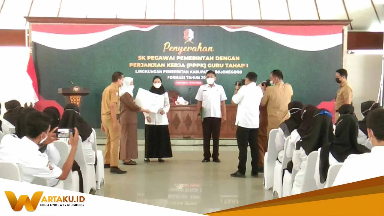 Lulus Seleksi, Sebanyak 250 Guru Honorer Formasi PPPK 2021 Menerima SK Bupati Lulus Seleksi Sebanyak 250 Guru Honorer Formasi PPPK 2021 Menerima SK Bupati