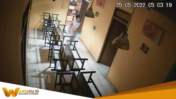 Viral Video CCTV Rekam Pria Telanjang Di Rumah Makan Warga Bojonegoro 2