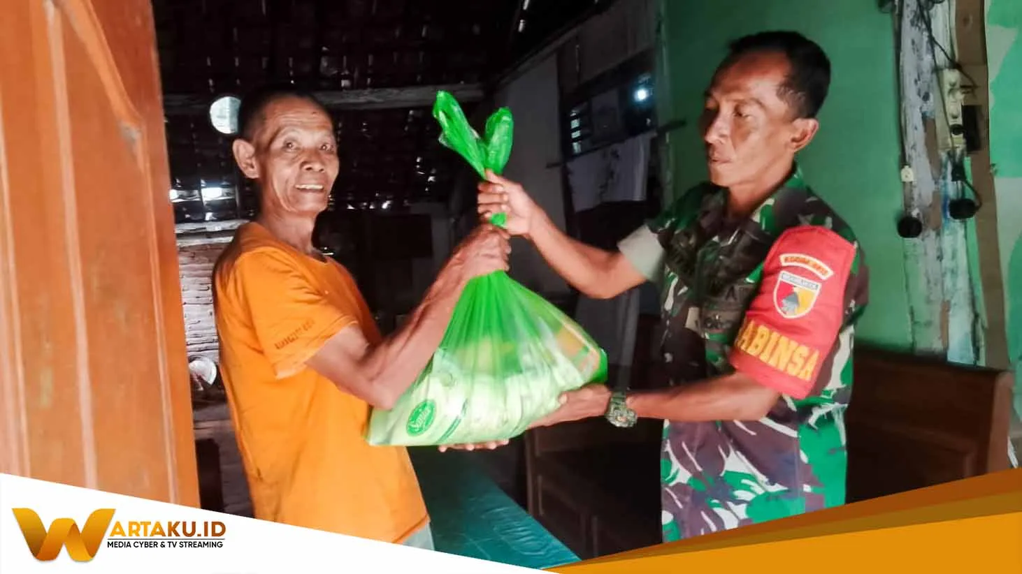 Wujud Empati, Babinsa Koramil Dander Bojonegoro Laksanakan Jum'at Berkah Berbagi Sembako Wujud Empati Babinsa Koramil Dander Bojonegoro Laksanakan Jumat Berkah Berbagi Sembako