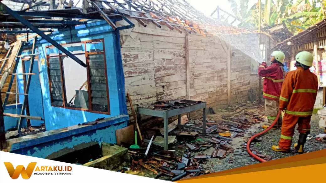 Akibat Korsleting Listrik, Rumah Kosong di Baureno Hangus Terbakar 2 Akibat Korsleting Listrik Rumah Kosong Di Baureno Hangus Terbakar 2