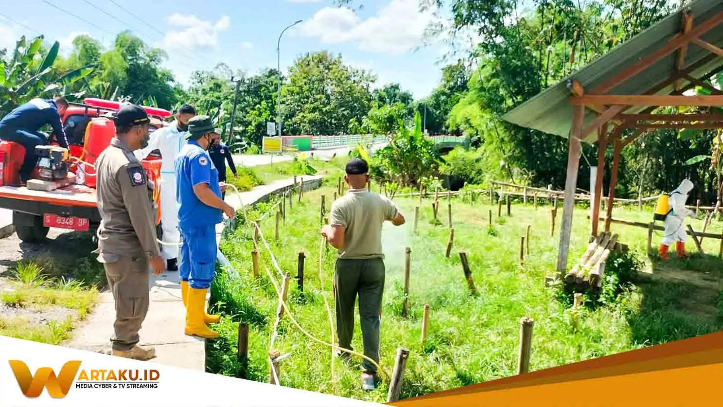 Bersama BPBD Bojonegoro Babinsa Koramil Temayang Laksanakan Penyemprotan Disinfektan Pasar Hewan