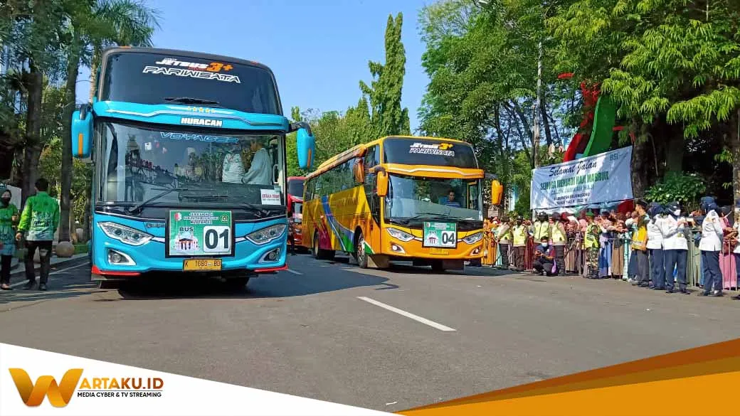 Bupati Bojonegoro Pimpin Upacara Pemberangkatan Jamaah Haji 3
