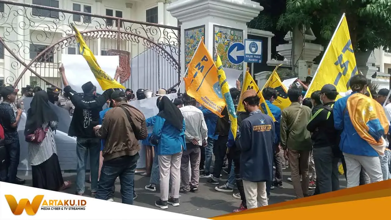 Demo PC PMII Jadi Kado Milad Pertama Bagi Bupati dan Wakil Bupati Tuban Demo PC PMII Jadi Kado Milad Pertama Bagi Bupati Dan Wakil Bupati Tuban