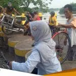 Hikmah Tutupnya Jembatan Glendeng Bagi Warga Setempat Angkat Sepeda Dapat Untung 1
