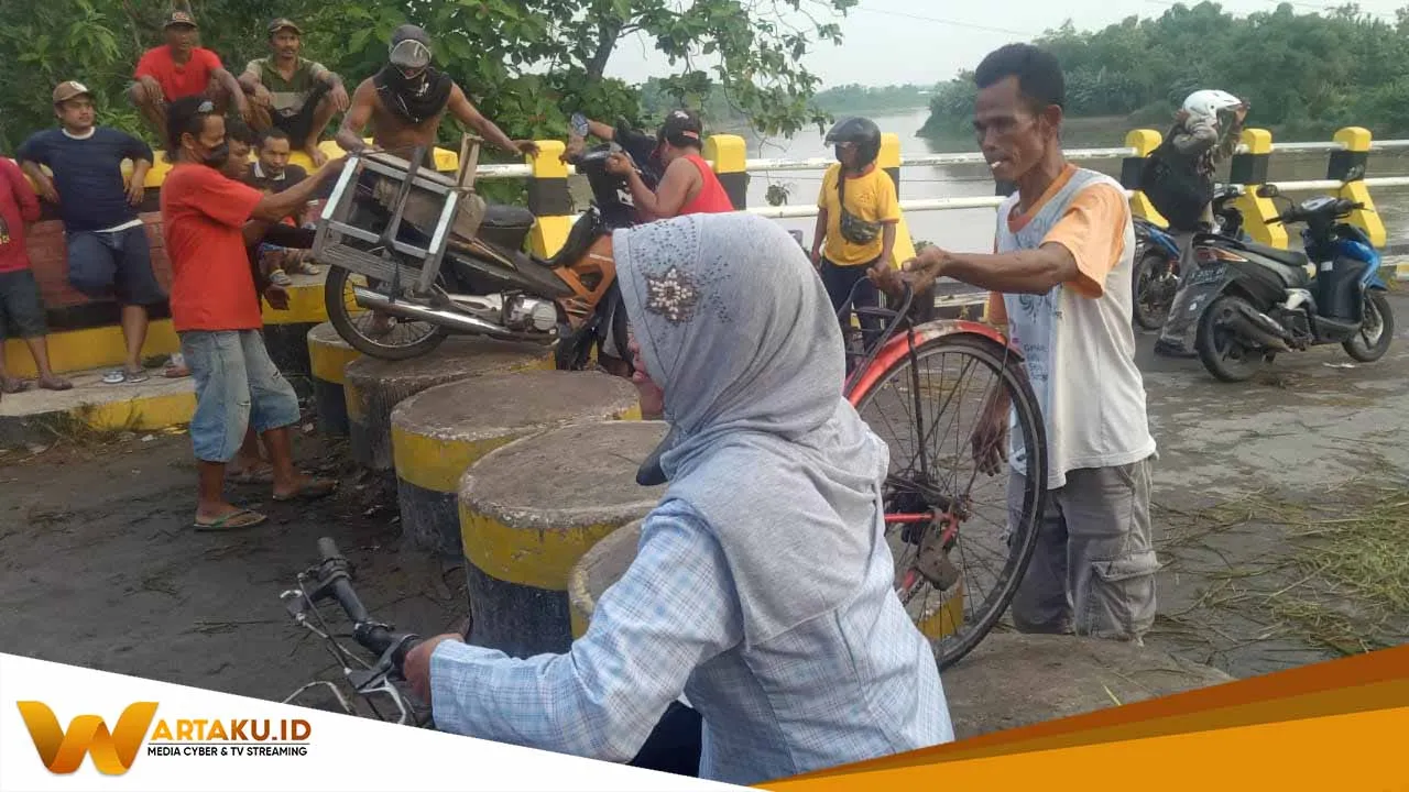 Hikmah Tutupnya Jembatan Glendeng Bagi Warga Setempat Angkat Sepeda Dapat Untung 1