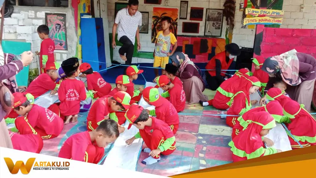 Kunjungi Pemuda Bergerak Foundation, Siswa RA Salafiyah Mahbubiyah Membatik Dengan Teknik Malam Dingin Kunjungi Pemuda Bergerak Foundation Siswa RA Salafiyah Mahbubiyah Membatik Dengan Teknik Malam Dingin