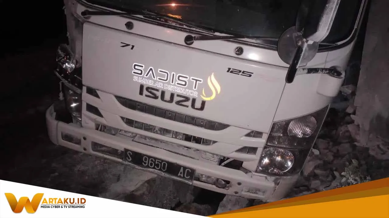 Truk Bermuatan Semen Terhantam Kereta Di Perlintasan Baureno 2