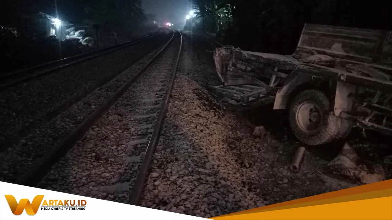 Truk Bermuatan Semen Terhantam Kereta Di Perlintasan Baureno