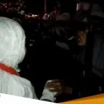 Rela Berjalan Kaki Dan Berdesakan Di Alun Alun Untuk Bersalaman Dengan Jamaah Haji Yang Baru Tiba 1