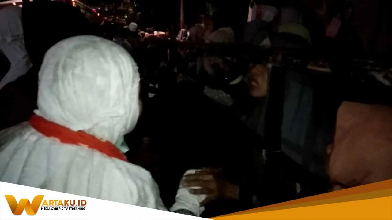 Rela Berjalan Kaki Dan Berdesakan Di Alun Alun Untuk Bersalaman Dengan Jamaah Haji Yang Baru Tiba 1