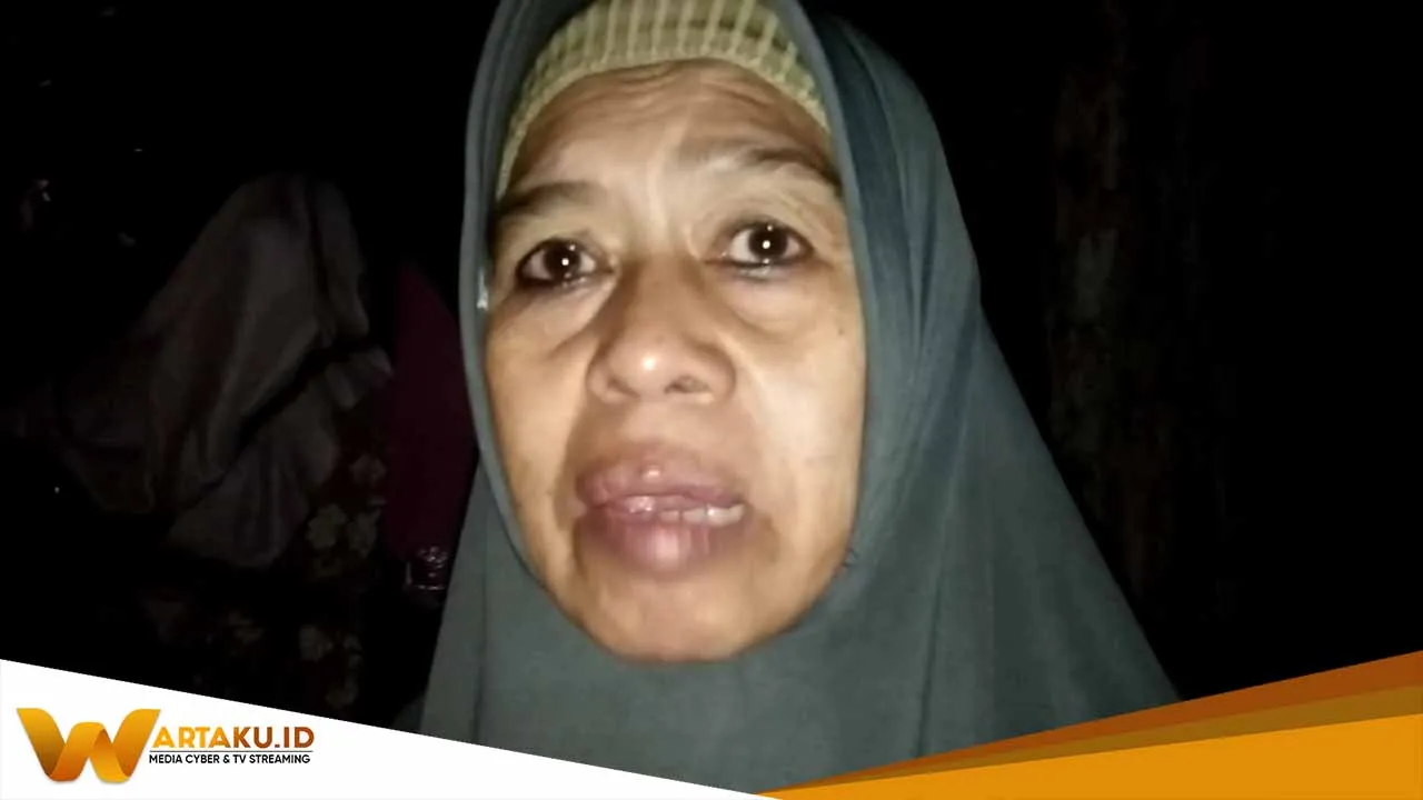 Rela Berjalan Kaki Dan Berdesakan Di Alun Alun Untuk Bersalaman Dengan Jamaah Haji Yang Baru Tiba 2