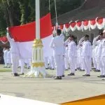HUT Ke 77 RI Selenggarakan Upacara Pengibaran Bendera Merah Putih Dengan Pakaian Adat 1