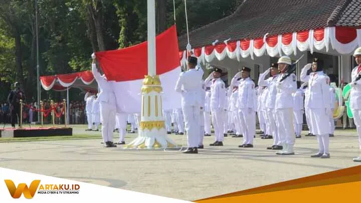 HUT Ke 77 RI Selenggarakan Upacara Pengibaran Bendera Merah Putih Dengan Pakaian Adat 1