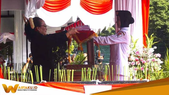 HUT Ke 77 RI Selenggarakan Upacara Pengibaran Bendera Merah Putih Dengan Pakaian Adat 2