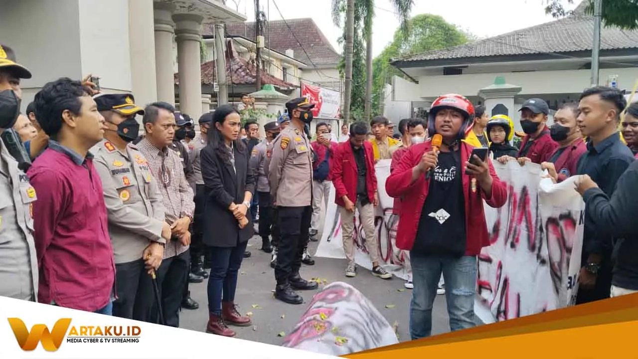 Aksi Demo Tolak Kenaikan BBM Di Bojonegoro Diwarnai Tragedi Tersulut Api 1