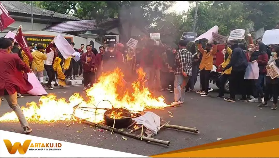Aksi Demo Tolak Kenaikan BBM Di Bojonegoro Diwarnai Tragedi Tersulut Api 2