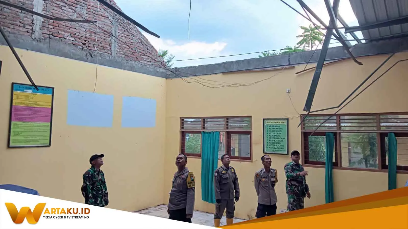 Diterjang Angin Kencang, Atap Bangunan Sekolah di Bojonegoro Rusak 1 Diterjang Angin Kencang Atap Bangunan Sekolah Di Bojonegoro Rusak 1