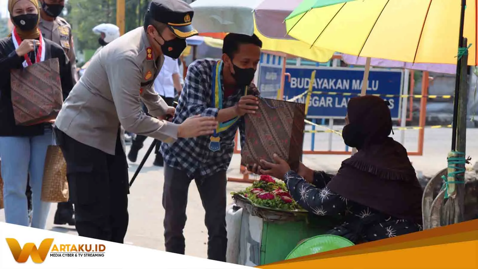 Gandeng Mahasiswa, Polres Bojonegoro Gelar Baksos Pasca Kenaikan Harga BBM Gandeng Mahasiswa Polres Bojonegoro Gelar Baksos Pasca Kenaikan Harga BBM
