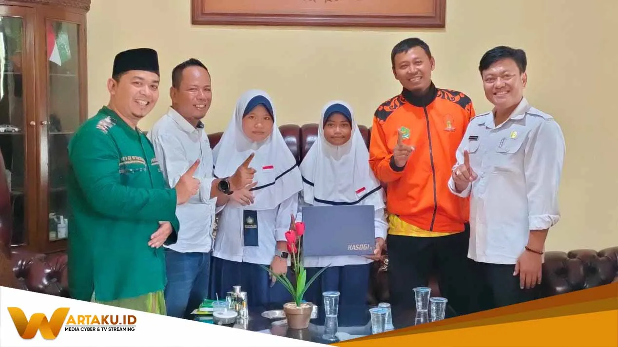 Ketua SMSI Bojonegoro Beri Bantuan Sepatu Kepada Atlit Lari Peraih Mendali Emas Porsadin