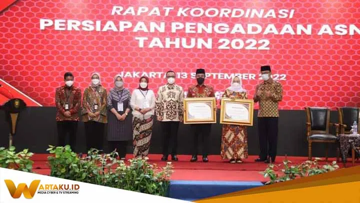 Komitmen Pada Guru Bupati Bojonegoro Terima Penghargaan Dari Menpan RB Dan Mendikbudristek