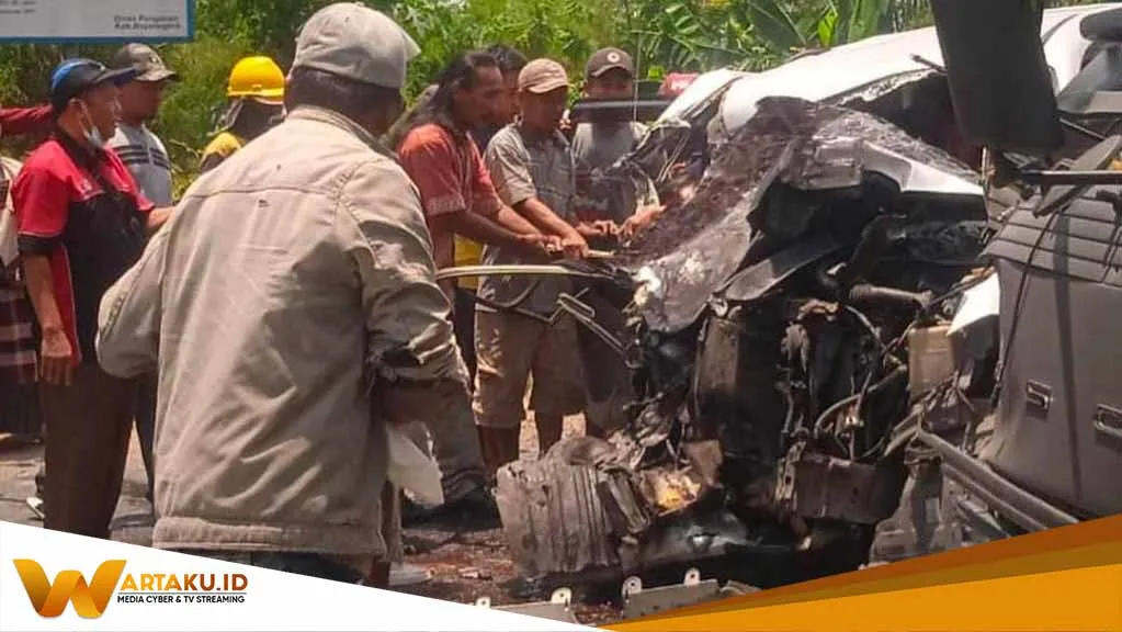Laka Antar Mini Bus Dan Truk Di Baureno Sebabkan 3 Orang Meninggal 2