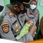 Warga Dander Temukan Bayi Perempuan Di Bawah Pohon Kelor 1 Warga Dander Temukan Bayi Perempuan Di Bawah Pohon Kelor 1