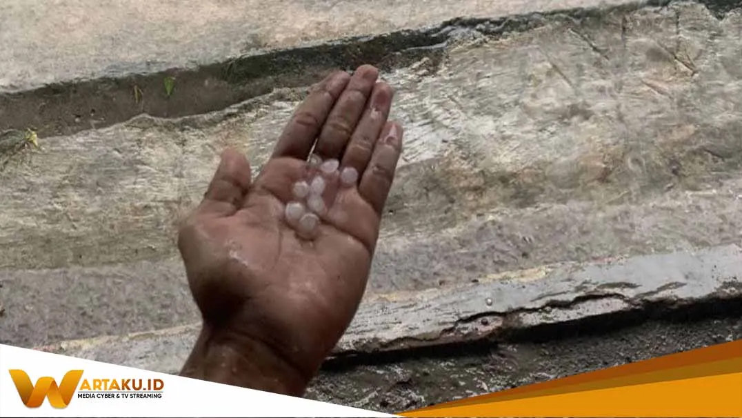 Beberapa Wilayah Bojonegoro Diguyur Hujan Deras Disertai Es Batu Beberapa Wilayah Bojonegoro Diguyur Hujan Deras Disertai Es Batu