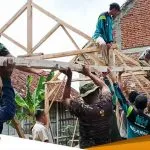 Bersama Elemen Masyarakat Babinsa Kodim Bojonegoro Bersinergi Bedah Rumah Warga