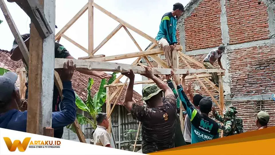 Bersama Elemen Masyarakat Babinsa Kodim Bojonegoro Bersinergi Bedah Rumah Warga