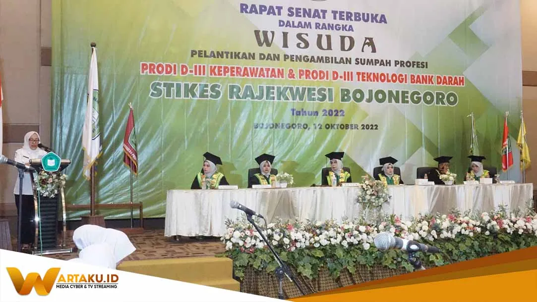 Bupati Anna Dan Mantan Bupati Imam Soepardi Hadir Bersama Di Wisuda STIKES Rajekwesi 1 Bupati Anna Dan Mantan Bupati Imam Soepardi Hadir Bersama Di Wisuda STIKES Rajekwesi 1