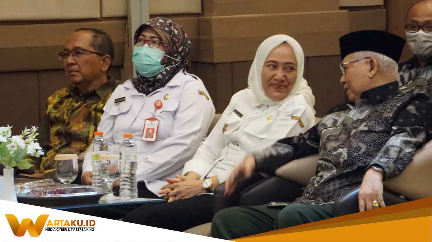 Bupati Anna Dan Mantan Bupati Imam Soepardi Hadir Bersama Di Wisuda STIKES Rajekwesi 2