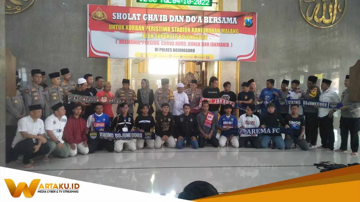 Kapolres Bersama Komunitas Suporter Sepakbola Bojonegoro Gelar Sholat Ghoib Berjamaah Untuk Korban Kanjuruhan 1