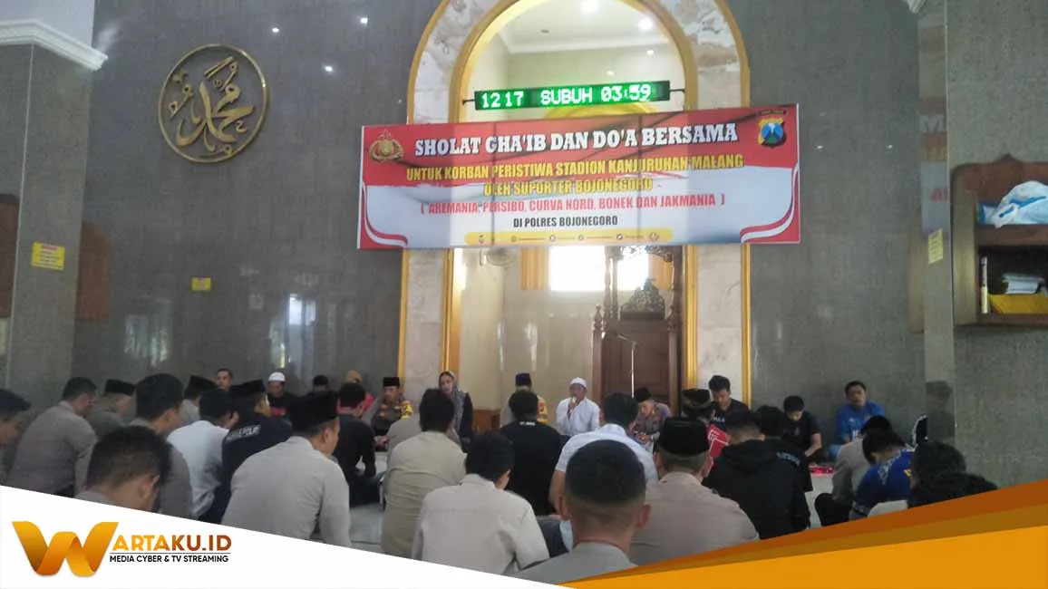 Kapolres Bersama Komunitas Suporter Sepakbola Bojonegoro Gelar Sholat Ghoib Berjamaah Untuk Korban Kanjuruhan 2