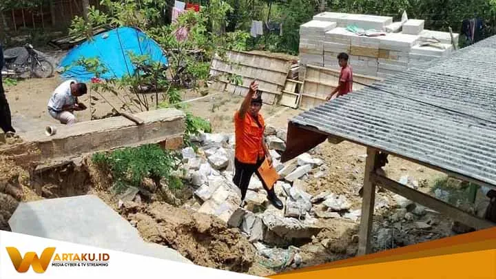 Pemkab Bojonegoro Beri Bantuan Warga Terdampak Longsor Di Malo