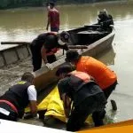 Sosok Mayat Tanpa Identitas Ditemukan Terapung Di Bengawan Solo Sosok Mayat Tanpa Identitas Ditemukan Terapung Di Bengawan Solo