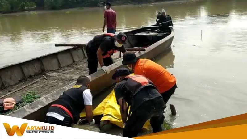 Sosok Mayat Tanpa Identitas Ditemukan Terapung Di Bengawan Solo Sosok Mayat Tanpa Identitas Ditemukan Terapung Di Bengawan Solo