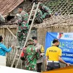 Bersama Warga Sambongrejo Sumberrejo Babinsa Kodim Bojonegoro Gotong Royong Bedah Rumah Mbah Sarmi