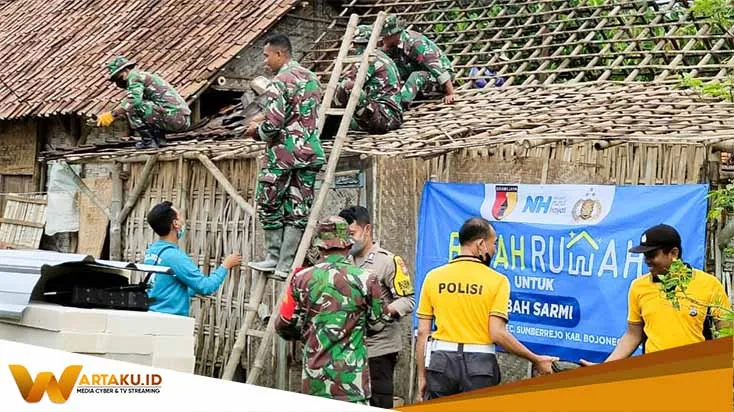 Bersama Warga Sambongrejo Sumberrejo Babinsa Kodim Bojonegoro Gotong Royong Bedah Rumah Mbah Sarmi